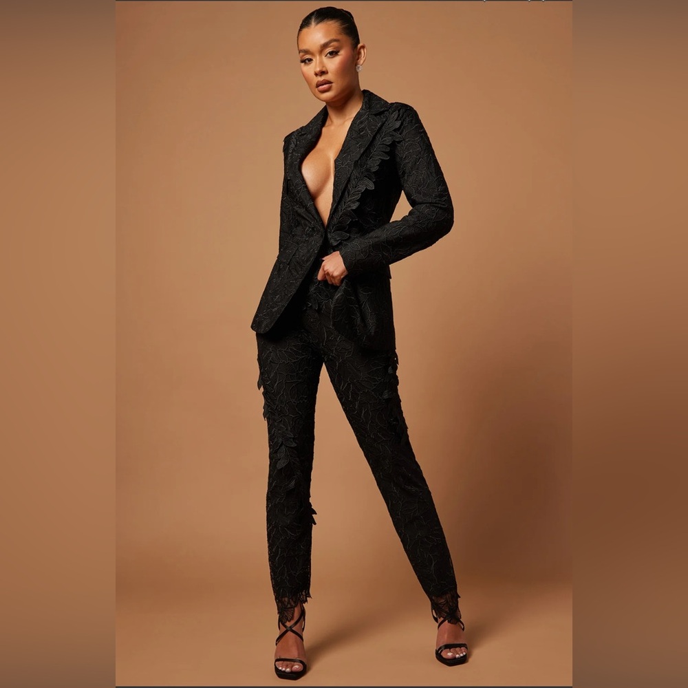 Clarissa embredoired set Fashion Nova new
